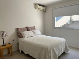 Departamento de dos dormitorios y terraza con asador، شقة في يربا بوينا