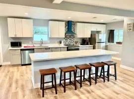 3300 sq Spacious Kitchen & Living Spaces ( 5 TVs )
