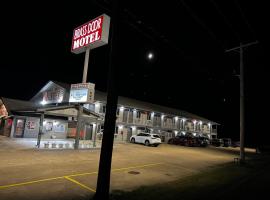 Brass Door Motel, hotel s parkiralištem u gradu 'Gassville'