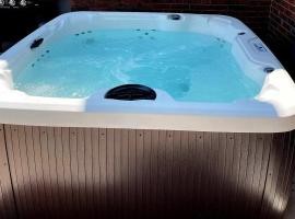 Hot Tub, 4BR w/pool table, Pingpong, Air Hockey, hotell i Carrollton