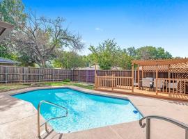 Newly remodeled 5BR 3BA w/pool 16 ppl, hotel in Allen