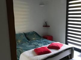 Chambre indépendante privée avec salle de bain, bed and breakfast en La Chapelle-dʼAngillon