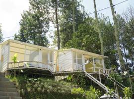 Over Easy Glamping Site, luxuss&aacute;tor Bandungban