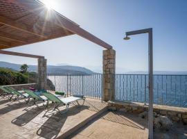 Family big apartment with sea view 2-5 people, Hotel in Atsipopoulo