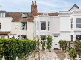 Pilots Lodge by Deal Castle with free parking, cabin in Deal