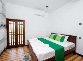 Sanju Apartments, hotell i Boossa