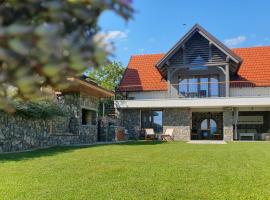 Vineyard cottage Lan na Hribu, vacation home in Semič
