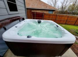 Hot Tub! 4BR 3BA Modern, newly remodeled, 16 ppl, hotel v destinácii McKinney