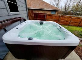 Hot Tub! 4BR 3BA Modern, newly remodeled, 16 ppl, hotel with parking in McKinney