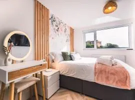 Luxurious 3 Bed Home, Free Parking