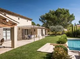 Bastide Blanche Villa with swimming pool and pétanque court in Lourmarin