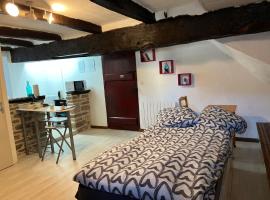 Newly renovated studio, hotel in Redon