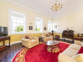 Stunning & spacious Georgian town house in St Neots town centre with parking，聖尼奧特斯的小屋