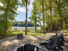 Waterfront Lusby Escape with Fire Pit and Kayaks!: Dowell şehrinde bir tatil evi