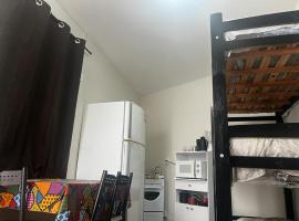 Casa frente para até 15 pessoas ou 12 solteiros e Quarto fundo para 3 pessoas solteiras, hotell i Campinas