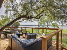 Willis Waterfront Home with Deck on Lake Conroe!, villa em Willis