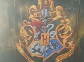 Harry Potter theme Double room in shared house, ξενοδοχείο σε Garston