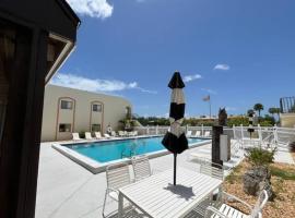 NEW condo! Just 15 min to Ft Myers and Sanibel beach! Great Location!!, self catering accommodation in Fort Myers