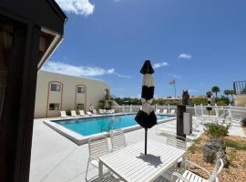 NEW condo! Just 15 min to Ft Myers and Sanibel beach! Great Location!!, hótel í Fort Myers