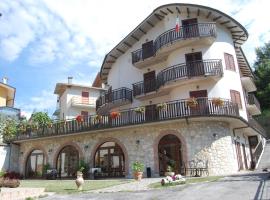 B&B La Tana Dell'orso, hotel i Villalago