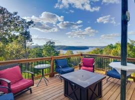 Spacious Family Home with Norfork Lake Views!, hotell med parkeringsplass i Elizabeth