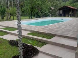chácara com piscina, hotel u gradu Moretes