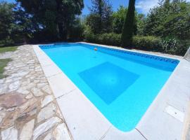 Charming villa in Riveira with private pool 260 m², hotel a Ribeira