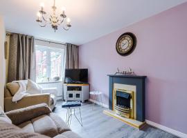 Manchester comfortable 3 bedroom house, Free parking, WiFi & Disneyplus, cottage in Worsley