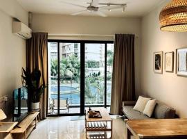 Poolside Haven: 2BR Garden Oasis, beach hotel in Johor Bahru