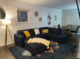 Urban Chic 3beds w/2bath + free parking & W/D, vacation home in Oak Park