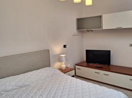 Cozy home with parking & wi -fi, apartman Marina di Ravennában