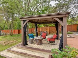 Old Hickory Hideout Charming Apt with Deck!, hotel econômico em Old Hickory