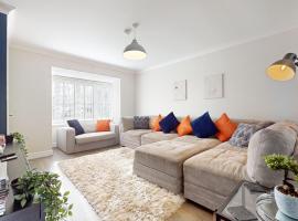 Rare find - new build 3 bedroom house near Cheshire Oaks, מלון באלסמר פורט