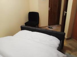 CeeJ'S Airbnb, hotel in Meru