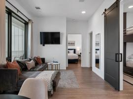 GULCH Condo with Pool Gym Private Patio & Garage, hotel in Nashville