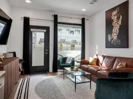 UPSCALE Cozy Nashville Condo with POOL, PATIO, PARKING