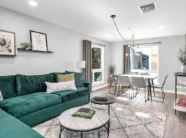 Walk to Downtown Broadway with Pool, Free Parking, and Gym