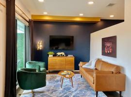 CHIC Modern Nashville Condo POOL, PATIO, PARKING, hotel in Nashville