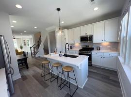 4 Story Queen City Retreat! New! Walk to Downtown!, apartman Charlotte-ban