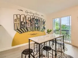 Condo with Pool and Free Parking Walk Downtown & Germantown