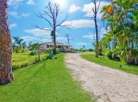 Villa Island Retreat, Country house overlooking 13 acres and a small lake, villa sihtkohas Saint James City