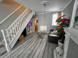 Spacious Retreat - Remote Worker & Family Friendly, atostogų namelis Portsmute