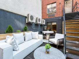 Luxury 3BR Duplex w Private Patio in Upper East, hotel v destinaci New York