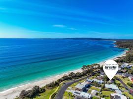 Sunrise Point Beach House by Experience Jervis Bay, cottage in Vincentia