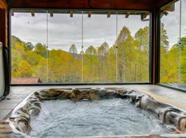 Home with Indoor Spa 8 Mi to Smoky Mtn Natl Park!, vacation home in Waynesville
