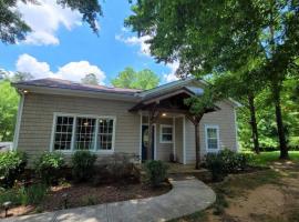 Quiet Country Farmhouse, hotel i Suwanee