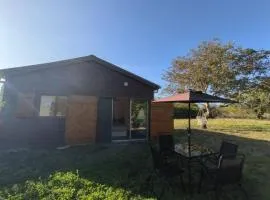 Chalet avec grand jardin Lit avec balançoire atypique