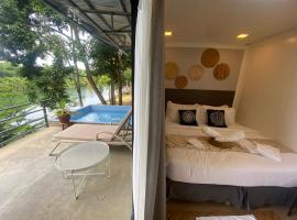 Caliraya Mountain Lake Resort, hotel con pileta en Cavinti