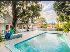 Linda casa Assunção com Piscina Aquecida, casa de temporada em Porto Alegre