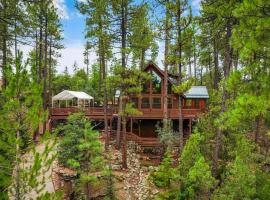Pristine Pine Retreat with Deck and Outdoor Dining!, dovolenkový dom v destinácii Pine